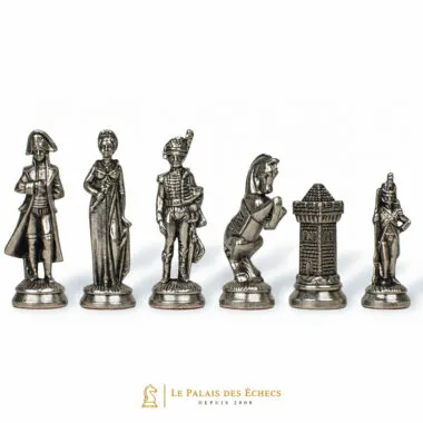Silberne Schachfiguren im napoleonischen Stil, Detail der vier Figuren