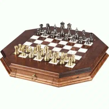 Persisches Oberschachbrett aus Massivholz mit achteckigem Schachbrett und Aufbewahrungsschublade, Alabasterplatte und Schachspiel aus Messing