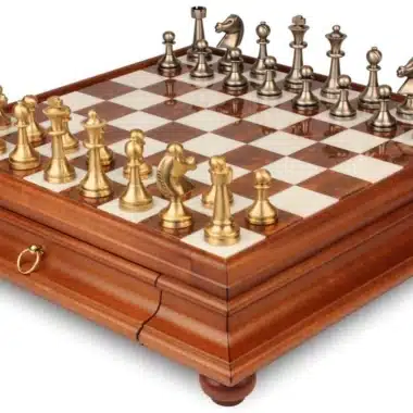 Set "Large Staunton II" Schachbrett auf Fuß aus Holz und toskanischem Alabaster und Schachspiel aus Messing Staunton