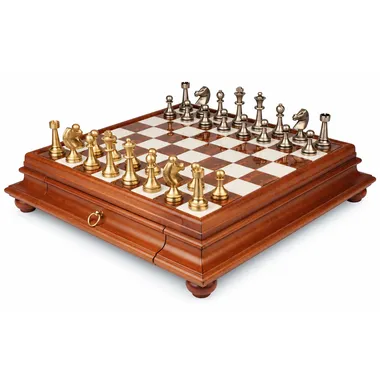 Komplettes Schachset Large Staunton II mit Schachbrett auf Fuß und Figuren aus goldenem und silbernem Messing