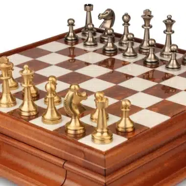 Alternative view of Set "Large Staunton II" Schachbrett auf Fuß aus Holz und toskanischem Alabaster und Schachspiel aus Messing Staunton