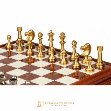 Detailansicht der goldenen Messingfiguren, Dame, König, Läufer und Springer auf dem Alabasterbrett