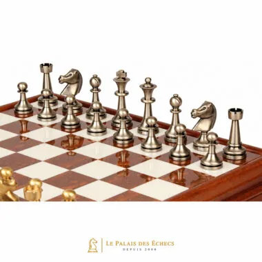 Detailansicht der silbernen Messingfiguren, König, Dame, Bauern und Springer auf dem Alabasterbrett