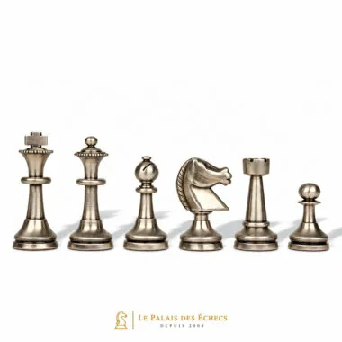 Staunton-Schachfiguren aus silberfarbenem Messing, Detail Dame, Läufer, Springer und Turm