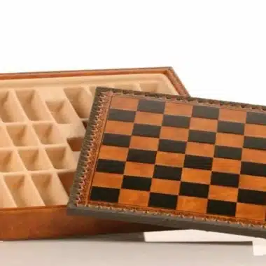 Geöffnete Aufbewahrungsbox mit Fächern für die Figuren