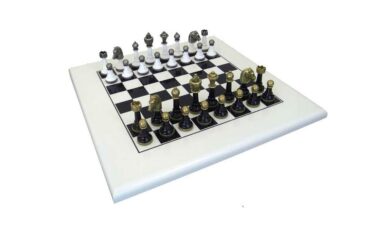 Set "Staunton Design" Schachbrett aus lackiertem Holz & Schachspiel aus schwarz und weiß lackiertem Massivmetall