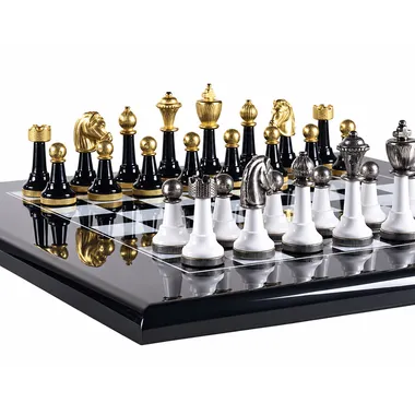 Schwarz-weiße lackierte Metallfiguren Staunton Design II seitlich auf dem Brett