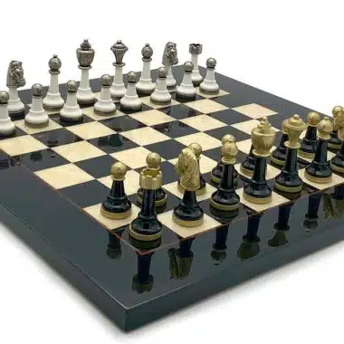 Staunton Design Set IV Schachbrett aus Ahornholz und Schachspiel aus Holz und Metall