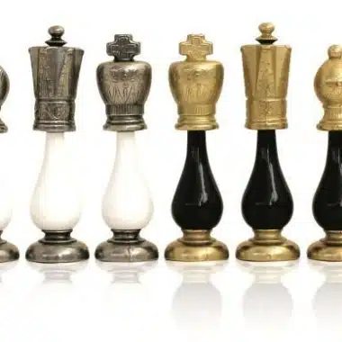 Schachspiel Schwarz und Weiß aus Metall und Holz