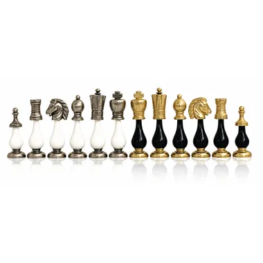 Schachfiguren aus goldenem und silbernem Metall mit schwarzen und weißen Sockeln