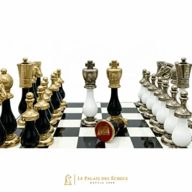 Detail der beiden gravierten Staunton-Könige, goldene und silberne Oberfläche des Bicolore II Sets