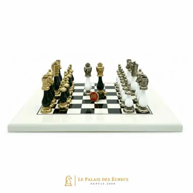 Staunton-Könige gegenüberstehend, goldene und silberne Figuren auf dem Bicolore II Brett