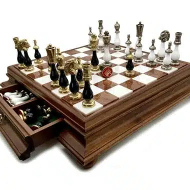 Zweifarbiges Set III Schwarz und Weiß Schachbrett aus Holz und Alabasterbrett und Schachfiguren aus Metall und Holz