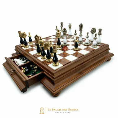 Komplettes Schachspiel aus Holz und Alabaster mit geöffneter Schublade und Metallfiguren