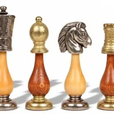 Staunton-Schachfiguren, silber- und goldfarbenes Metall, zweifarbige Holzsockel