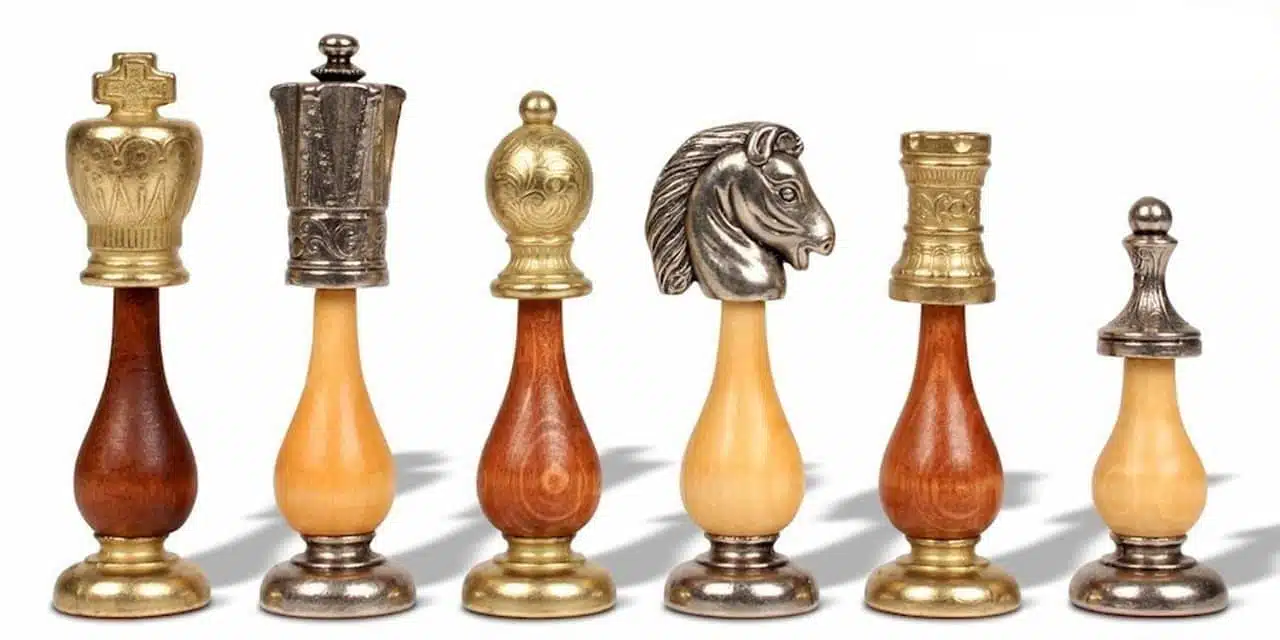 Staunton-Schachfiguren, silber- und goldfarbenes Metall, zweifarbige Holzsockel