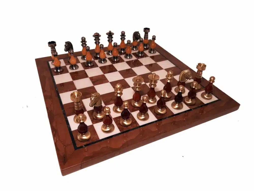 Komplettes Schachset Français V mit Marmor-Schachbrett und Figuren aus Holz und Messing