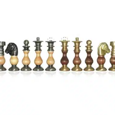 Schachfiguren Français V aus Holz und Messing aufgereiht, Detailansicht