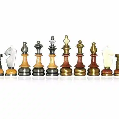 Komplettes Schachspiel aus Holz und massivem Messing in einer Reihe