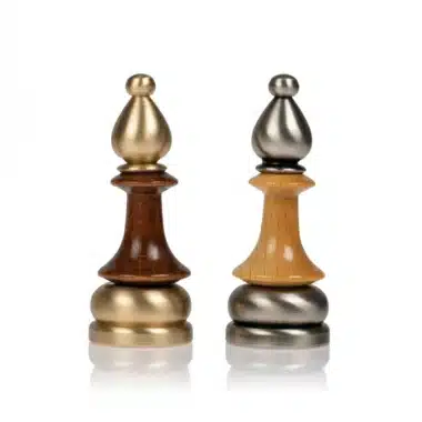 Schachspielset aus massivem Messing und Holz mit glänzendem Nussbaum-Schachbrett – Bild 9