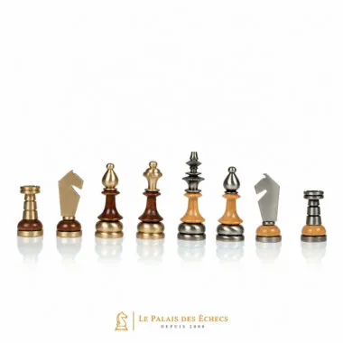 Stilisierte Schachfiguren aus Holz und massivem Messing aufgereiht
