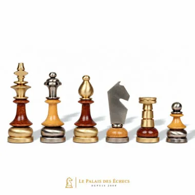 Stilisiertes Schachspiel aus Holz und massivem Messing, vier Figuren frontal