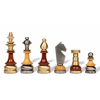 Stilisiertes Schachspiel aus Holz und massivem Messing, vier Figuren frontal