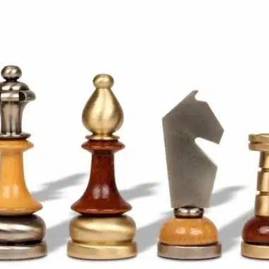 Schachspielset aus massivem Messing und Holz mit glänzendem Nussbaum-Schachbrett – Bild 3