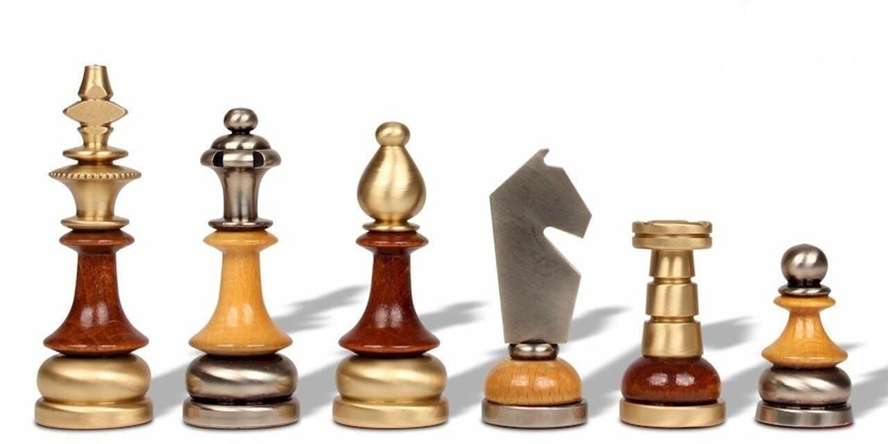 Schachspielset aus massivem Messing und Holz mit glänzendem Nussbaum-Schachbrett – Bild 3