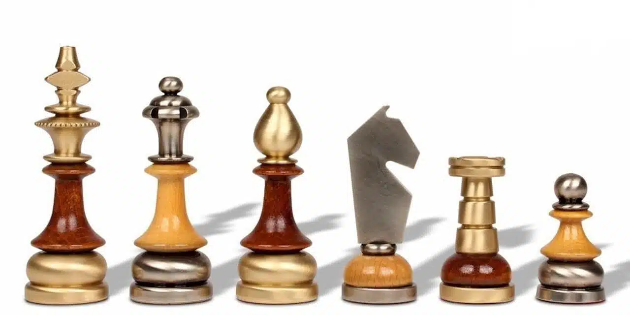 Schachspielset aus massivem Messing und Holz mit glänzendem Nussbaum-Schachbrett – Bild 3
