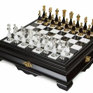 Luxuriöses Art Deco Schachspiel mit Schwarz-Weiß-Schachbrett aus Holz und Carrara-Marmor-Spielbrett mit Aufbewahrung und Schwarz-Weiß-Schachspiel in 24 Karat Gold