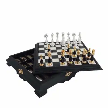 Alternative view of Luxuriöses Art Deco Schachspiel mit Schwarz-Weiß-Schachbrett aus Holz und Carrara-Marmor-Spielbrett mit Aufbewahrung und Schwarz-Weiß-Schachspiel in 24 Karat Gold