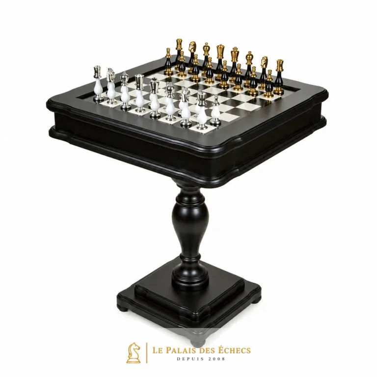 Schachtisch in Schwarz-Weiß auf zentralem Fuß, Figuren in Gold und Silber