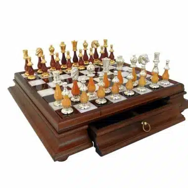 Set "Large Oriental" Schachbrett auf Massivholzfuß und Toskanischer Alabasterplatte mit Aufbewahrungsschublade & Schachspiel aus Holz und Messing mit Gold- und Silberbeschichtung
