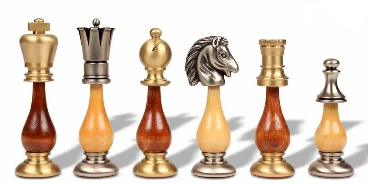 Detailansicht der gemischten Figuren aus goldenem und silbernem Messing mit Holzsockeln