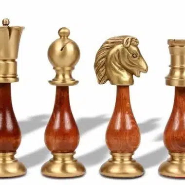 Detailansicht der goldenen Messingfiguren mit hellen und dunklen Holzsockeln