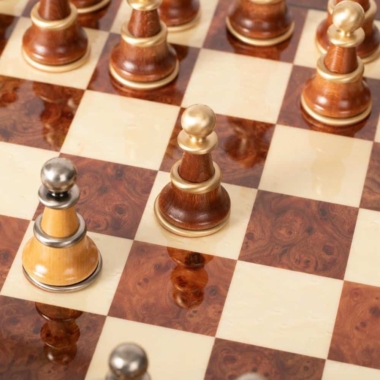 Alternative view of Staunton XL II Set Schachbrett aus Ulmen- und Heideholz lackiert & Schachspiel aus Holz und Messing