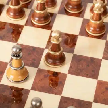 Alternative view of Staunton XL II Set Schachbrett aus Ulmen- und Heideholz lackiert & Schachspiel aus Holz und Messing