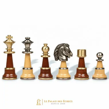 Detail der zweifarbigen Staunton-Figuren aus Messing und Holz mit geschnitztem Springer