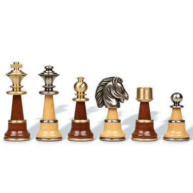 Detail der zweifarbigen Staunton-Figuren aus Messing und Holz mit geschnitztem Springer