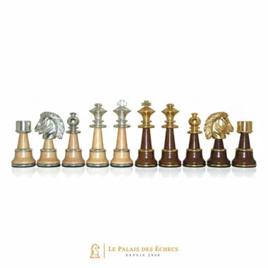 Könige im Vergleich mit Silber- und Goldfinish auf hellem und dunklem Holz
