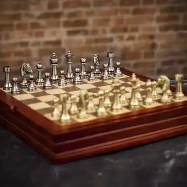 Staunton Set Schachbrett aus Nussbaum und Ahorn und Schachfiguren aus massivem Messing