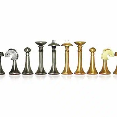 Set "Contemporain Bleu" Schachbrett aus Ahornholz & Schachspiel aus massivem Messing