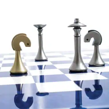Blaues zeitgenössisches Set aus Ahornholzschachbrett und Schachspiel aus massivem Messing – Bild 7