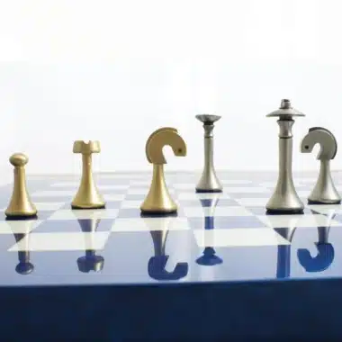 Alternative view of Blaues zeitgenössisches Set aus Ahornholzschachbrett und Schachspiel aus massivem Messing