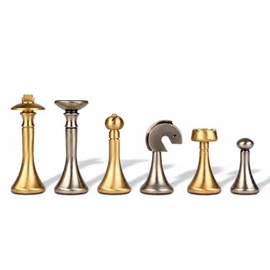 Schachfiguren aus massivem Messing, zeitgenössische goldene und silberne Oberflächen