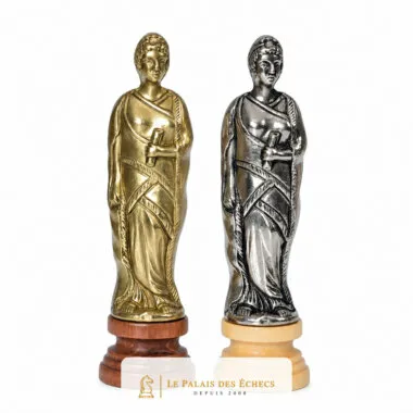 Damen des Schachspiels César, goldene und silberne Version gegenüberstehend