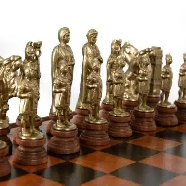 Goldene Schachfiguren mit römischen Figuren auf braunem Schachbrett