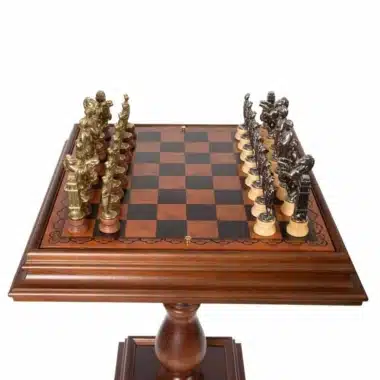 Empire-Lounge-Spieltisch von oben mit vollständigem Schachbrett und aufgestellten Figuren