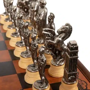Detailreiche silberfarbene Schachfiguren, Springer und römische Figuren auf dem Brett